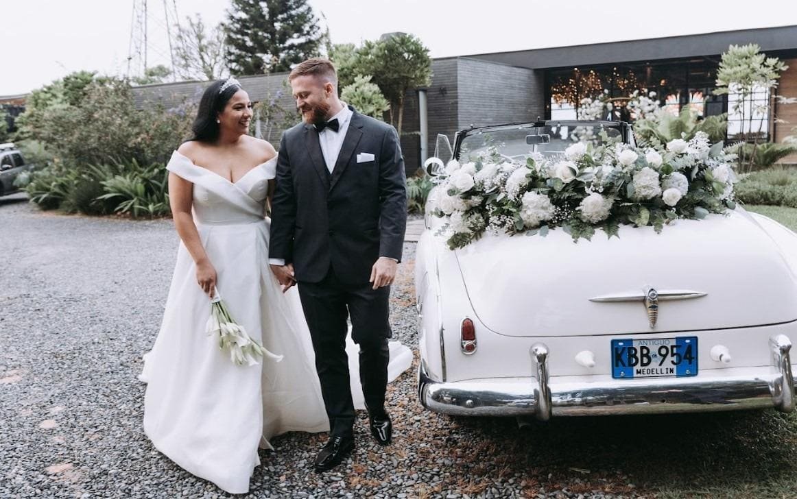 Arreglos Florales para Coches de Boda: Que la decoración resalte hasta en el carro de la novia