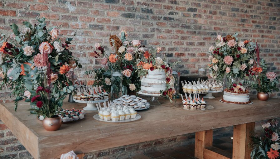 Adornos con flores decorando un espacio de celebración de matrimonio como la mesa de centro