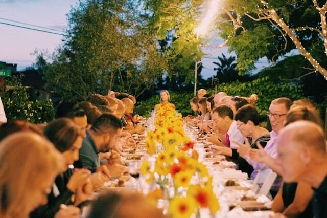 invitados comiendo en un brunch de matrimonio
