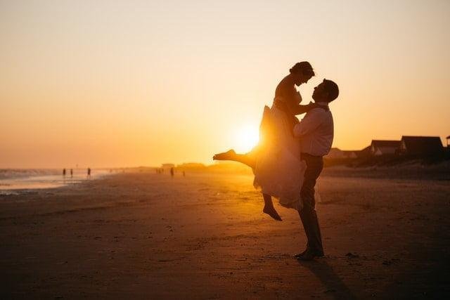 6 tips to plan your dream wedding honeymoon.