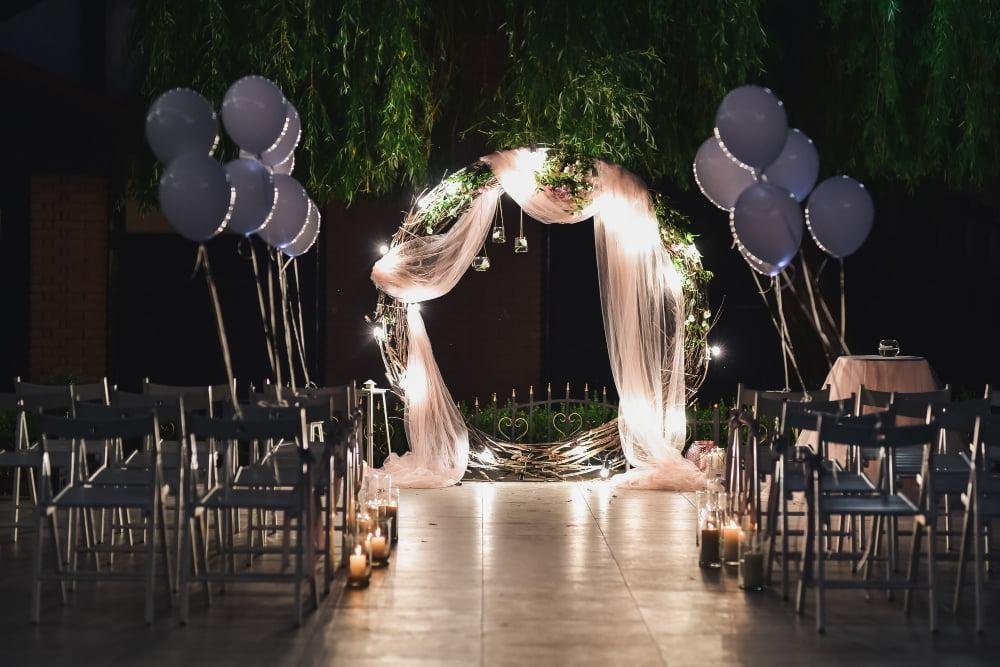 Wedding decoration with balloons and fabrics: here are some tips.