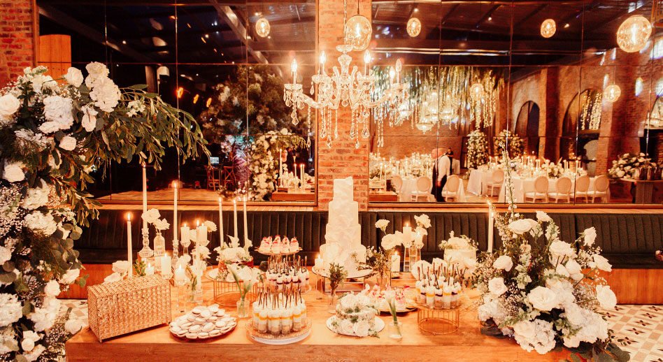Mesa decorativa de un matrimonio