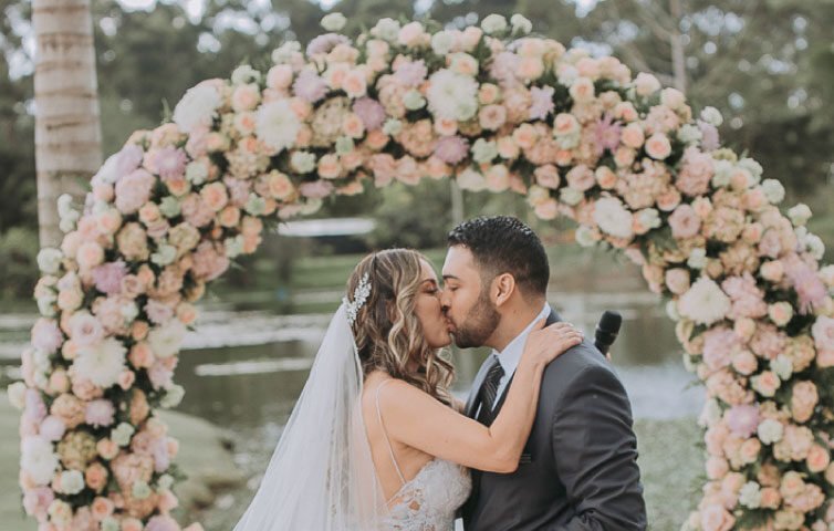Estilos de arcos para decorar el altar de boda: la guía definitiva