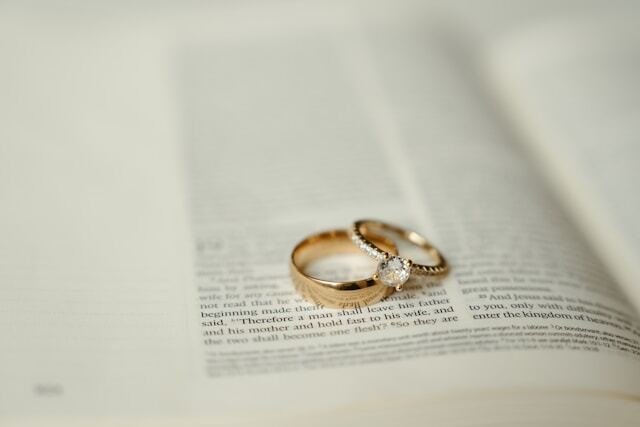 Foto de la biblia con las argollas de matrimonio para una boda cristiana