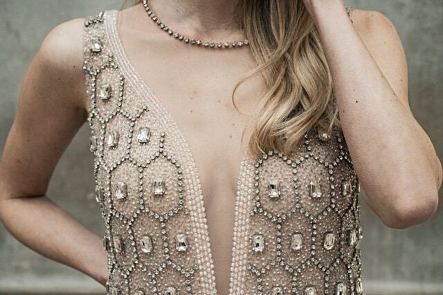 Vestido de noche con piedras elegantes