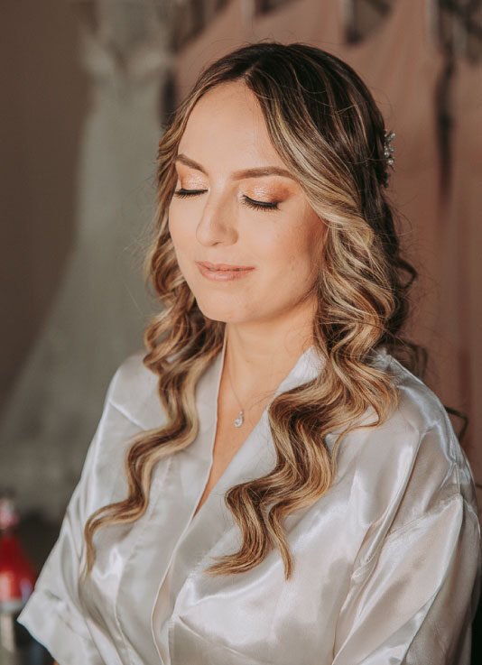 Novia mostrando su pelo ondulado