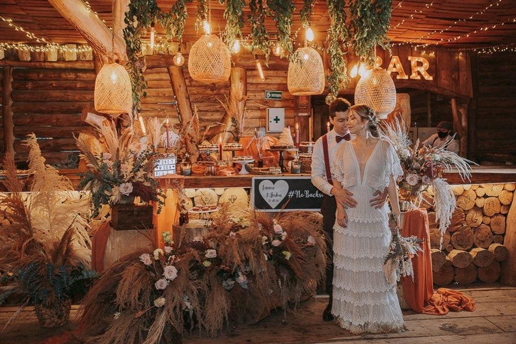 5 steps to plan a themed wedding with style.