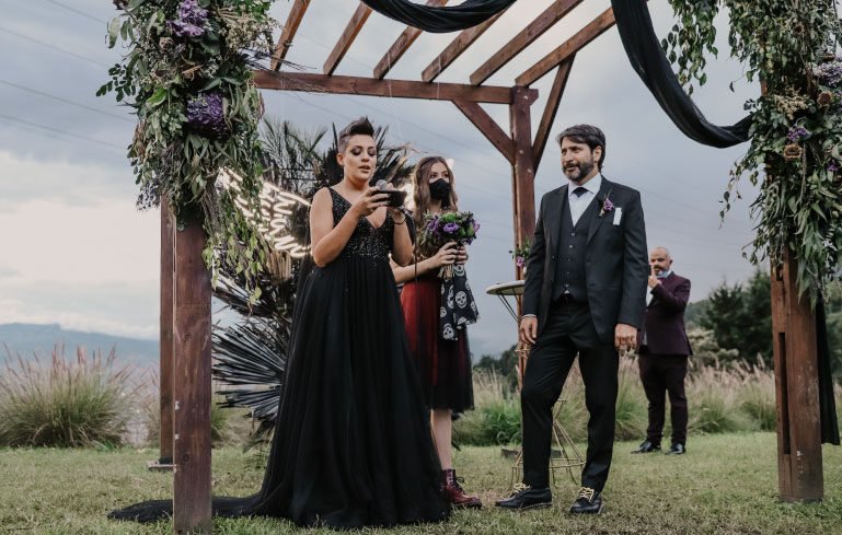 pareja de esposos diciéndose sus votos matrimoniales.