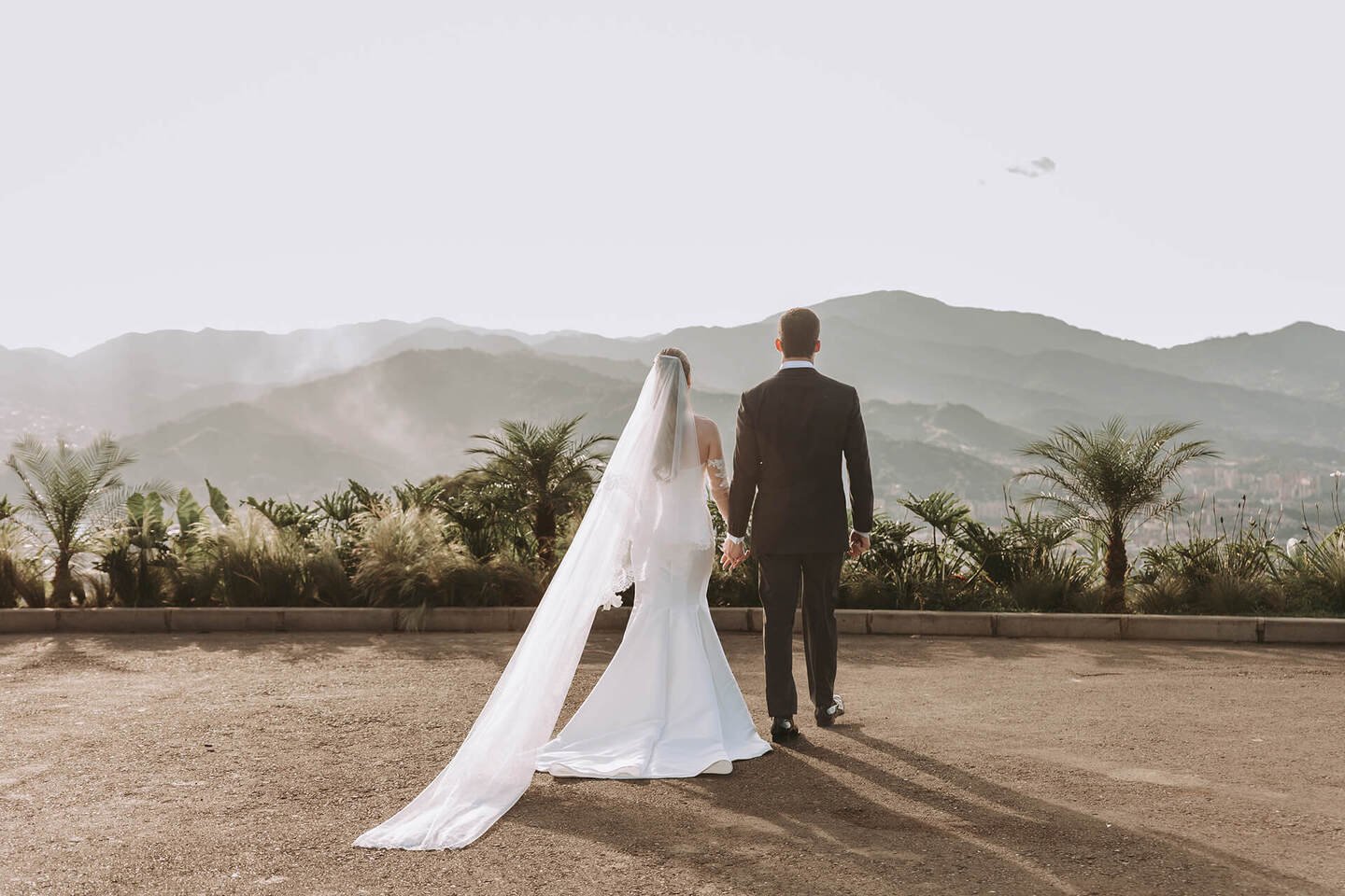 Pareja de esposos mirando el horizonte