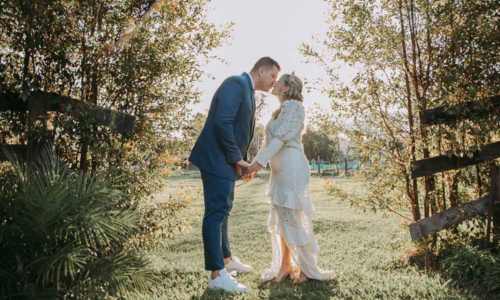 Simple wedding dresses for intimate weddings: elegance and sobriety at the same time